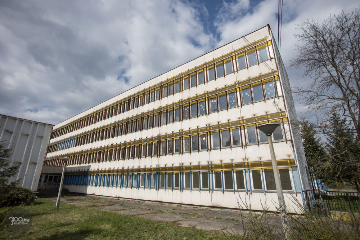 3100.hu Fotó: A Borbély Lajos Technikum, Szakképző Iskola és Kollégium Csokonai úti épülete 2024. március 15-én
