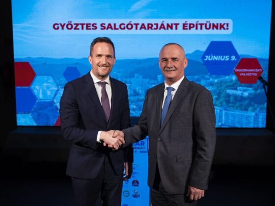 Huszár Máté alpolgármester, polgármesterjelölt és Fekete Zsolt, Salgótarján jelenlegi polgármestere kezet fog a 2024. március 20-án tartott év- és ciklusértékelő után. (Fotó: Fekete Zsolt | Facebook)
