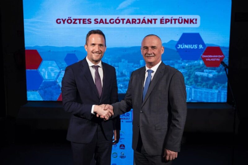 Huszár Máté alpolgármester, polgármesterjelölt és Fekete Zsolt, Salgótarján jelenlegi polgármestere kezet fog a 2024. március 20-án tartott év- és ciklusértékelő után. (Fotó: Fekete Zsolt | Facebook)