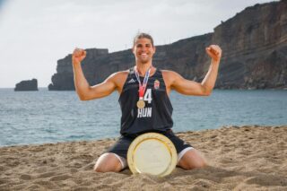 Fotó: Hajdú Péter, a Strandépítők játékosa a 2023-as strandkézilabda Eb-n Portugáliában (Fotó: Jure Erzen/Kolektiff)