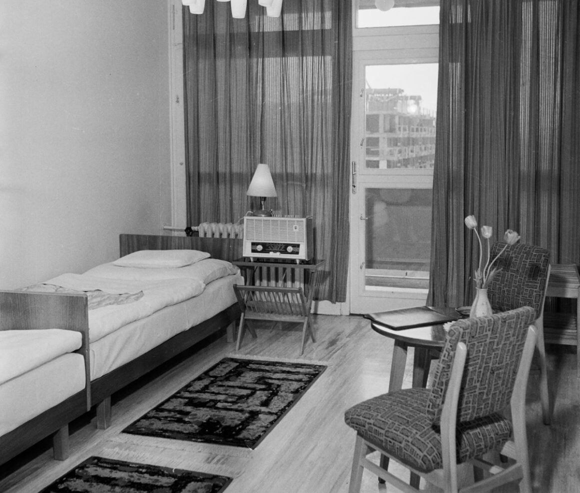 A Karancs Szálló egyik szobája 1966-ban. (Fotó: Fortepan / Bauer Sándor)