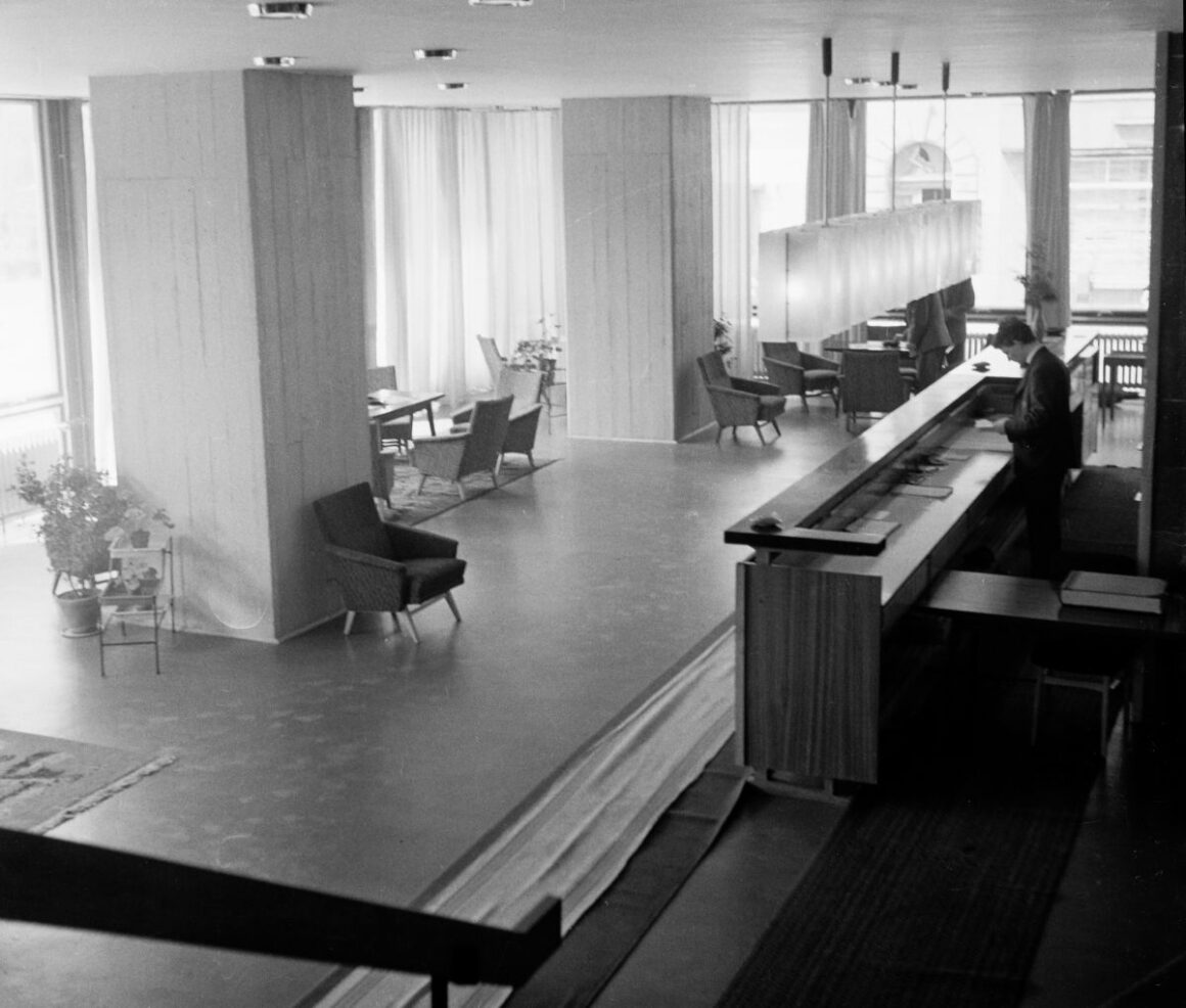 A Karancs Szálló hallja és recepciója 1966-ban. (Fotó: Fortepan / Bauer Sándor)