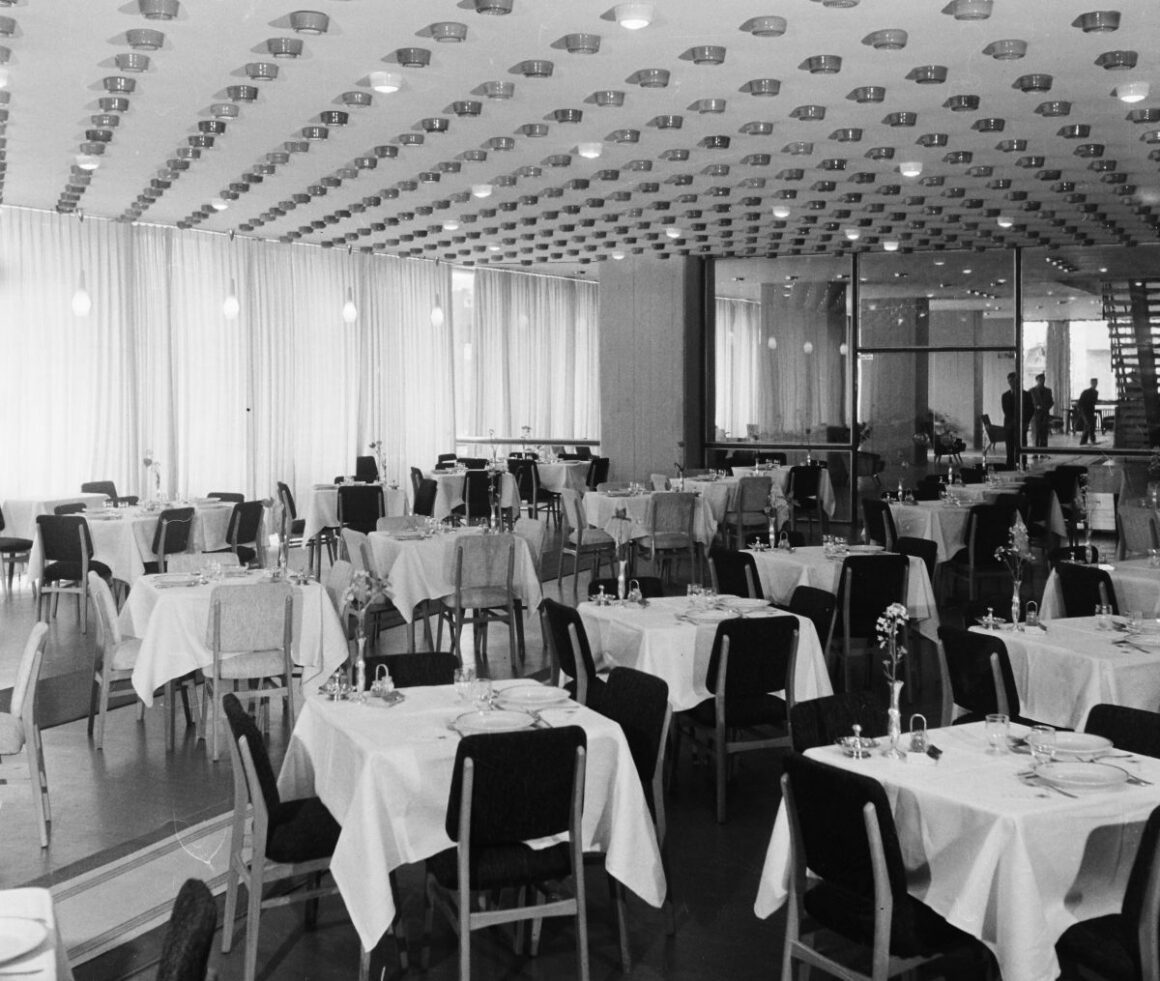 A Karancs Szálló étterme 1966-ban. (Fotó: Fortepan / Bauer Sándor)