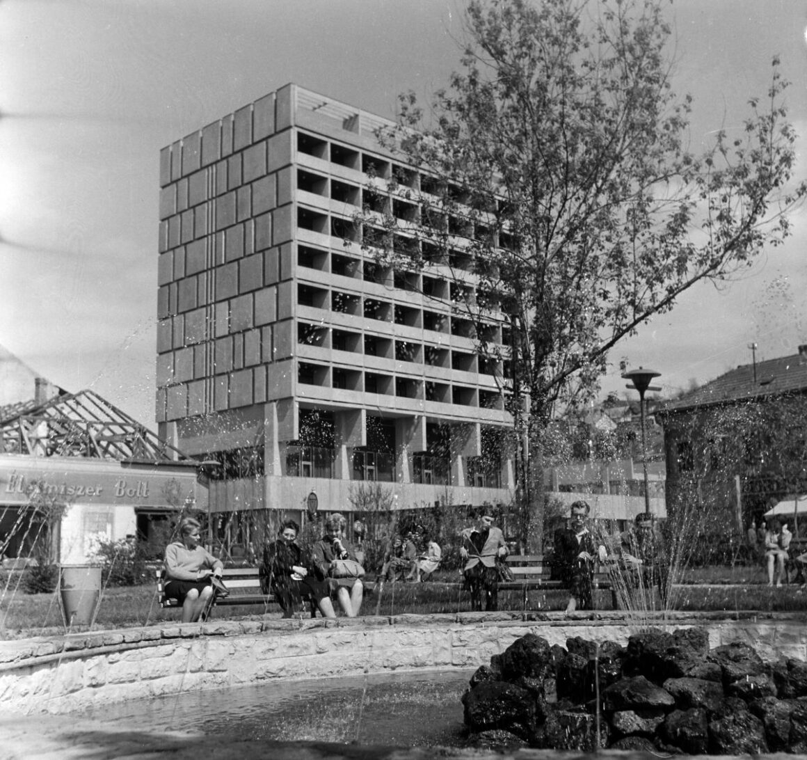 A Karancs Szálló épülete az átadás évében, 1964-ben (Fotó: Fortepan / Bauer Sándor)