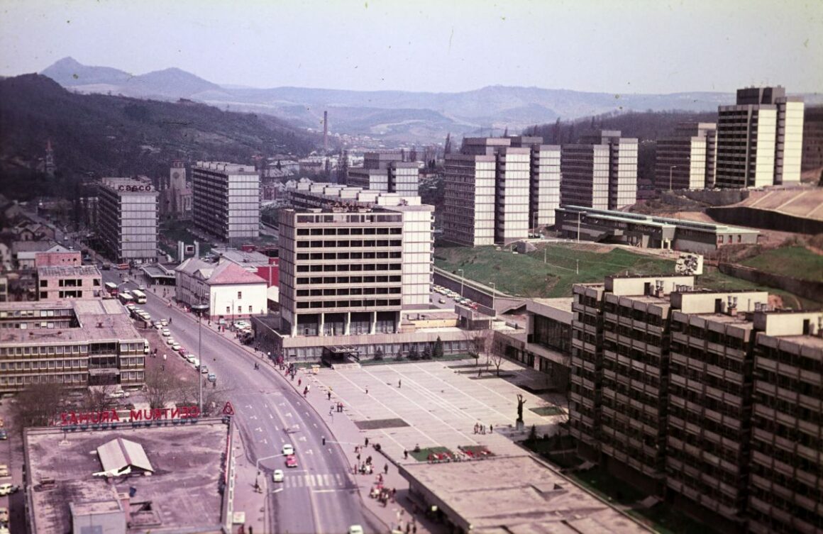 Kilátás az egyik Erzsébet téri toronyházból a Rákóczi útra és a Fő térre, szemben a Karancs Szálló 1981-ben. (Fotó: Fortepan / Mezey András)