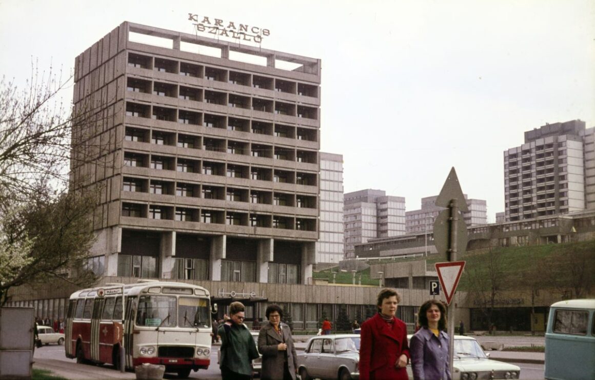A Karancs Szálló épülete 1981-ben. (Fotó: Fortepan / Mezey András)