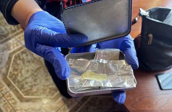 A karancskeszi dílernél a rendőrök egy fémdobozt is találtak, amely előre kiadagolt pakettet és kis méretre darabolt alufóliákat rejtett. (Fotó: Nógrád Vármegyei Rendőr-főkapitányság.)