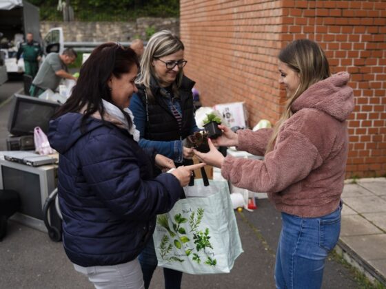 Virágot kaptak hulladékért cserébe a Föld napi akcióban résztvevők a salgótarjáni Városi Sportcsarnoknál, 2024. április 22-én. (Fotó: Salgótarjáni Rendezvény- és Médiaközpont)