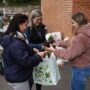 Virágot kaptak hulladékért cserébe a Föld napi akcióban résztvevők a salgótarjáni Városi Sportcsarnoknál, 2024. április 22-én. (Fotó: Salgótarjáni Rendezvény- és Médiaközpont)