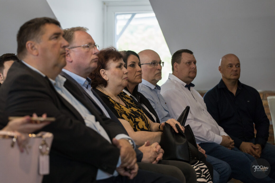 3100.hu Fotó: Városrészi képviselőjelöltek, a Fidesz és a KDNP térségi vezetői a Kreicsi Bálint polgármesterjelölt városfejlesztési programját bemutató sajtótájékoztatón