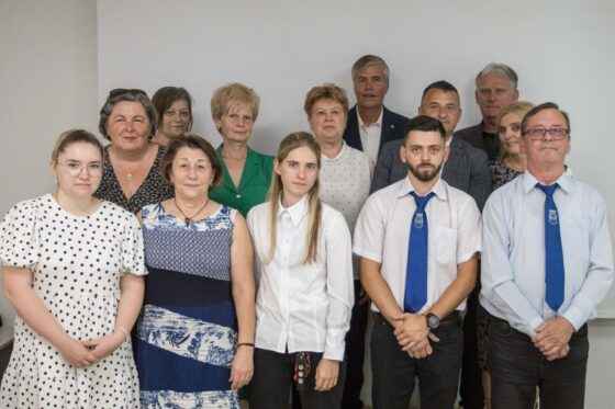 A szakmai tanulmányi versenyeken kiemelkedő sikert elért nógrádi fiatalok, felkészítőtanáraik és intézményeik vezetői, tovább az év duális képzőhelye díjjal elismert vállalkozó és a gazdasági kamara vezetőinek társaságában (Fotó: NKIK)