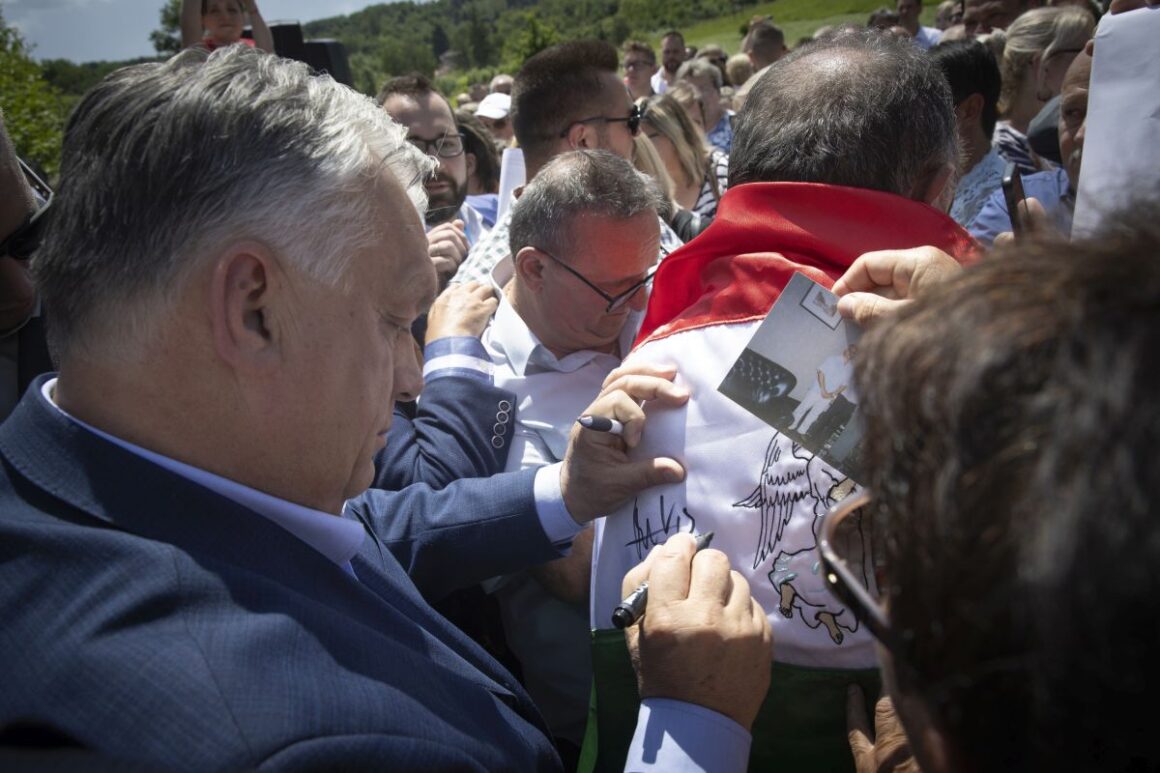 A Miniszterelnöki Sajtóiroda által közreadott képen Orbán Viktor miniszterelnök, a Fidesz elnöke (b) országjáró kampánykörútjának salgótarjáni állomásán 2024. május 30-án. (Fotó: MTI/Miniszterelnöki Sajtóiroda/Fischer Zoltán)