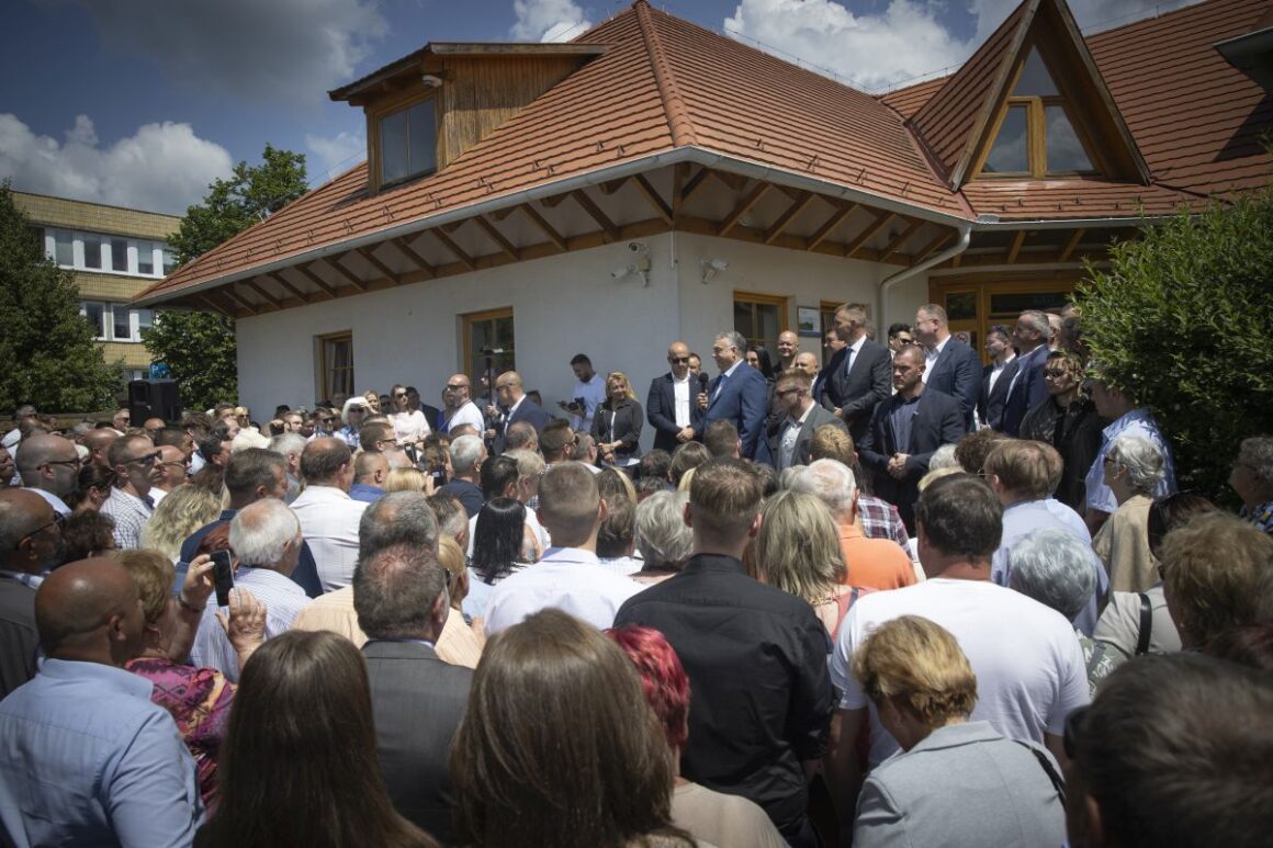 A Miniszterelnöki Sajtóiroda által közreadott képen Orbán Viktor miniszterelnök, a Fidesz elnöke beszédet mond országjáró kampánykörútjának salgótarjáni állomásán 2024. május 30-án. (Fotó: MTI/Miniszterelnöki Sajtóiroda/Fischer Zoltán)