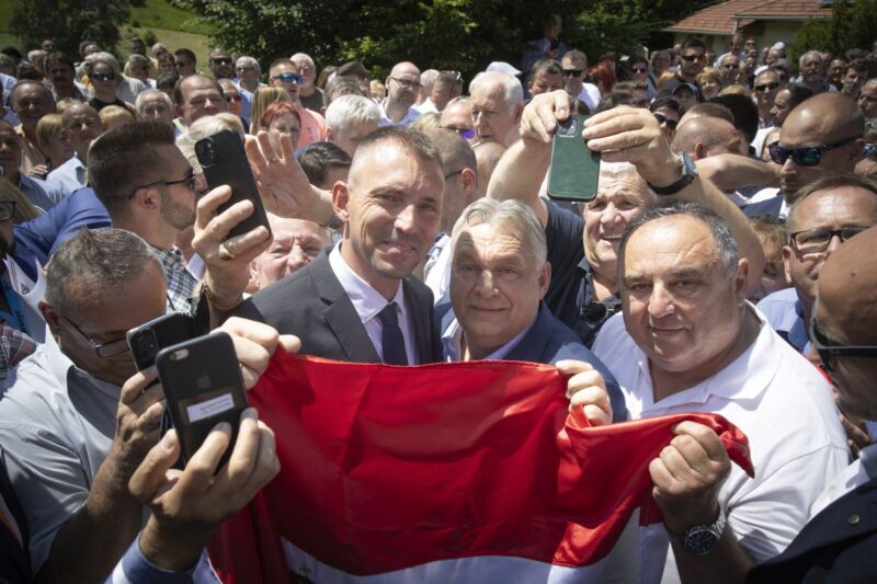 A Miniszterelnöki Sajtóiroda által közreadott képen Orbán Viktor miniszterelnök, a Fidesz elnöke, valamint Kreicsi Bálint, a Fidesz-KDNP és a Hajrá, Salgótarján! Egyesület polgármesterjelölte (középen) országjáró kampánykörútjának salgótarjáni állomásán 2024. május 30-án. (Fotó: MTI/Miniszterelnöki Sajtóiroda/Fischer Zoltán)
