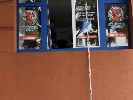 A bátonyterenyei férfi az ablakot kiemelve jutott be az egyik salgótarjáni állateledelboltba (Fotó: Nógrád Vármegyei Rendőr-főkapitányság)