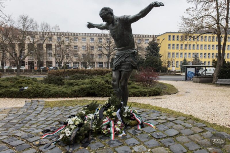 Archív 3100.hu Fotó: A december 8-i sortűz áldozatainak megkoszorúzott emlékműve a kommunizmus áldozataira emlékező városi eseményt követően, a December 8. téren 2023 februárjában.