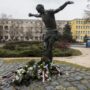 Archív 3100.hu Fotó: A december 8-i sortűz áldozatainak megkoszorúzott emlékműve a kommunizmus áldozataira emlékező városi eseményt követően, a December 8. téren 2023 februárjában.