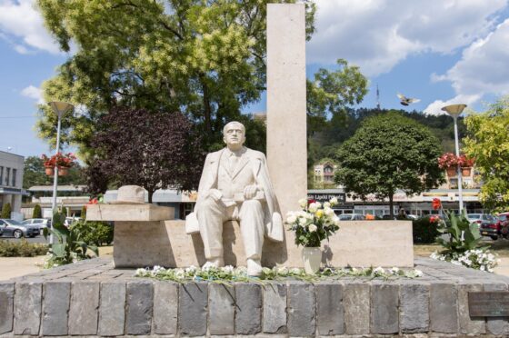 3100.hu Archív fotó: Dr. Förster Kálmán, Salgótarján első polgármesterének szobra a róla elnevezett városközponti emlékparkban.