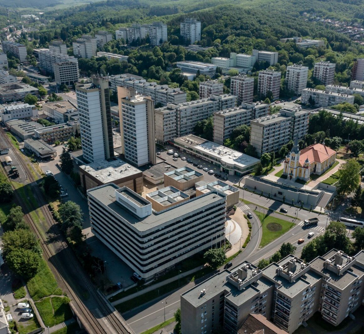 Salgótarján központja, előtérben a Városháza (3100.hu Fotó: Komka Péter)