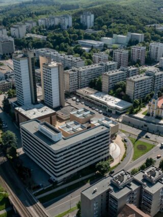 Salgótarján központja, előtérben a Városháza (3100.hu Fotó: Komka Péter)