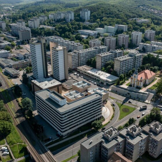 Salgótarján központja, előtérben a Városháza (3100.hu Fotó: Komka Péter)