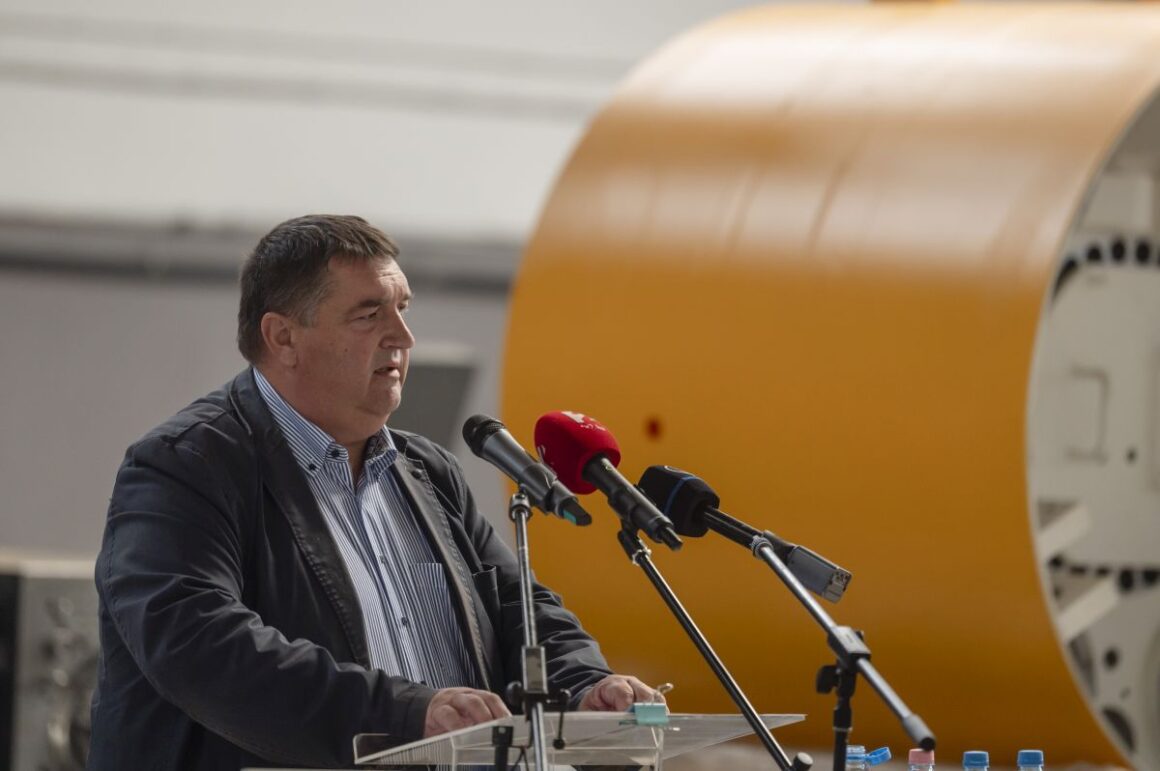 Becsó Zsolt, a térség országgyűlési képviselője beszédet mond az SVG-Hungary Gépgyár Zrt. kétmilliárdos fejlesztés-sorozatának záróünnepségén Salgótarjánban, 2024. május 21-én. (Fotó: MTI/Komka Péter)