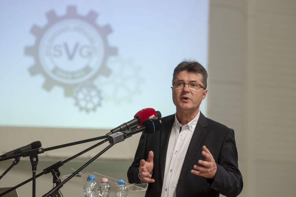 Sipos András vezérigazgató beszédet mond az SVG-Hungary Gépgyár Zrt. kétmilliárdos fejlesztés-sorozatának záróünnepségén Salgótarjánban, 2024. május 21-én. (Fotó: MTI/Komka Péter)