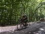 3100.hu Fotó: Boruzs Zsolt salgótarjáni kerékpáros, a Hungarian Divide elnevezésű kerékpáros kalandtúra résztvevője érkezik Inászó felől Somlyó üdülőtelepre, éppen túl a táv 1000. kilométerén