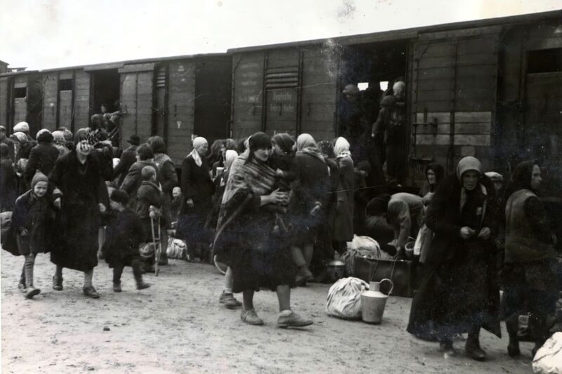 Illusztráció: Az auschwitz–birkenaui koncentrációs tábor 1944-ben. (Forrás: Fortepan / Lili Jacob)