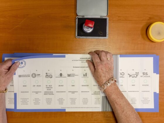 Szavazólapok az önkormányzati, európai parlamenti (EP-) és nemzetiségi választásokon a salgótarjáni József Attila Művelődési és Konferencia Központban kialakított 18. számú szavazókörben 2024. június 9-én (Fotó: MTI/Komka Péter)