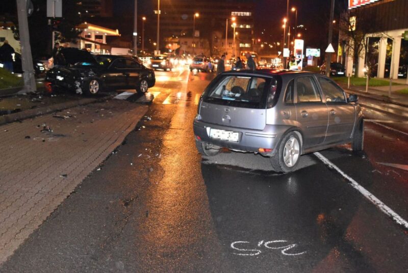 Archív fotó: A 2022 novemberében, a városközpontban történt balesetben érintett járművek láthatóak a helyszínelés során készített képen. (Fotó: Nógrád Vármegyei Rendőr-főkapitányság)