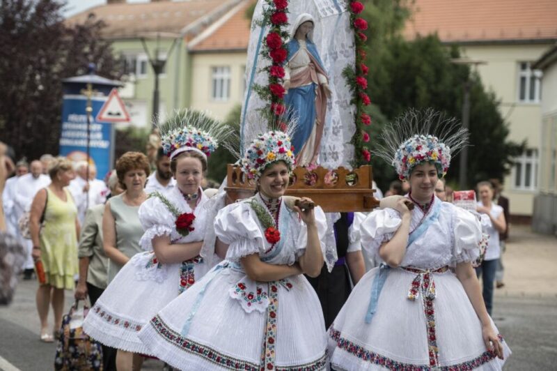 Archív fotó: Népviseletbe öltözött résztvevők a balassagyarmati Szent Anna-napi palóc búcsún Balassagyarmaton, 2021. július 25-én. (Fotó: MTI/Komka Péter)