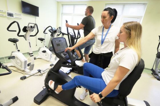 A komplex egészségfejlesztési program jóvoltából két nagy értékű fitness géppel bővült a Nógrád Vármegyei Szent Lázár Kórház, melyeket a dolgozók és a betegek is használhatnak. (Fotó: Nógrád Vármegyei Szent Lázár Kórház)