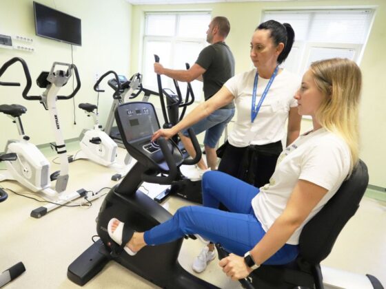 A komplex egészségfejlesztési program jóvoltából két nagy értékű fitness géppel bővült a Nógrád Vármegyei Szent Lázár Kórház, melyeket a dolgozók és a betegek is használhatnak. (Fotó: Nógrád Vármegyei Szent Lázár Kórház)