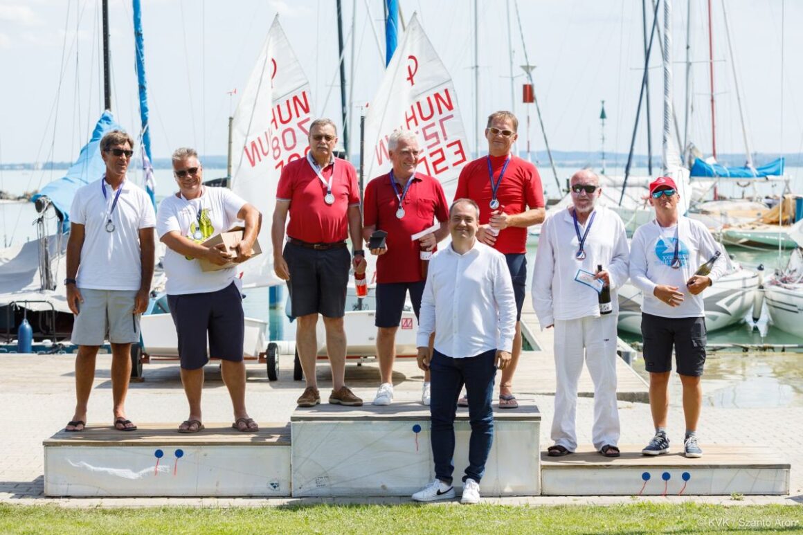 Andó Ákos, a Zenthe Ferenc Színház üzletszervezési vezetője adta át a salgóbányai születésű színművészről elnevezett különdíjat a 2024-es Zenthe Ferenc Emlékversenyen. (Fotó: Zenthe Ferenc Színház)