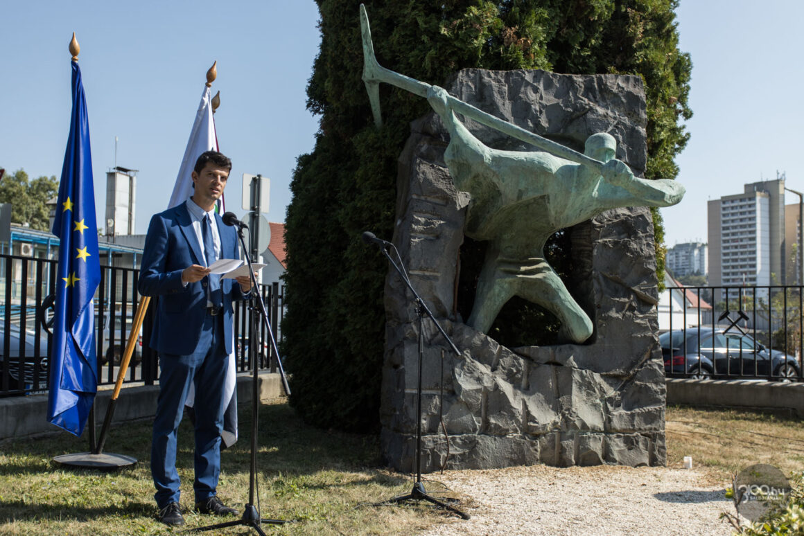 3100.hu Fotó: A 74. Bányásznap alkalmából rendeztek koszorúzási ünnepséget pénteken a salgótarjáni bányamúzeumnál