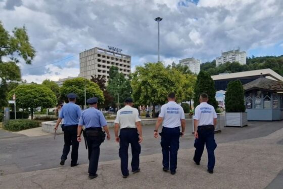 A Salgótarjáni Rendőrkapitányság egyenruhásai a társszervekkel együttműködve lépnek fel a város közterületein és parkjaiban. (Fotó: Nógrád Vármegyei Rendőr-főkapitányság)