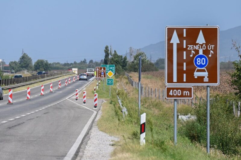 A 21-es számú főút zenélő burkolattal ellátott szakasza Hatvan és Lőrinci között 2024. szeptember 5-én. (Fotó: MTI/Máthé Zoltán)