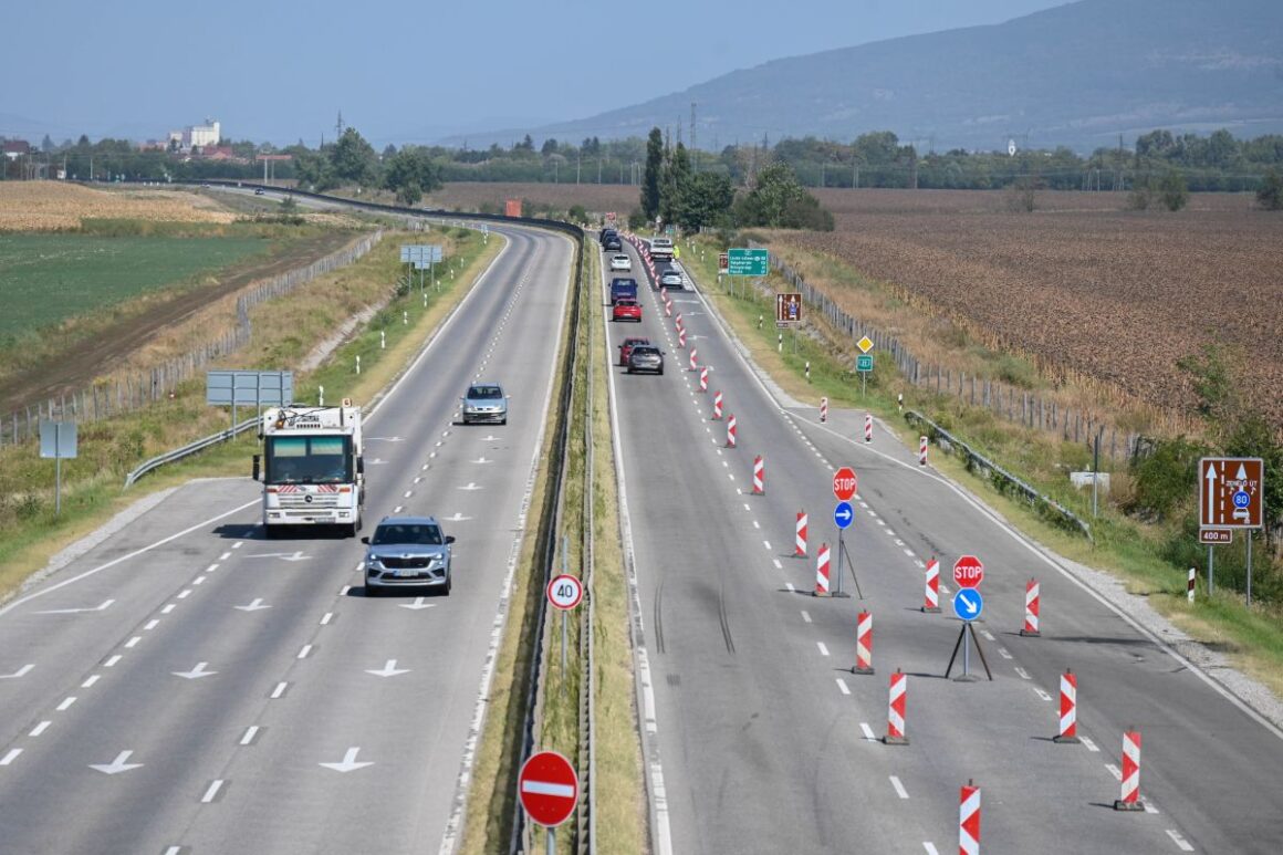 A 21-es számú főút zenélő burkolattal ellátott szakasza Hatvan és Lőrinci között 2024. szeptember 5-én. (Fotó: MTI/Máthé Zoltán)