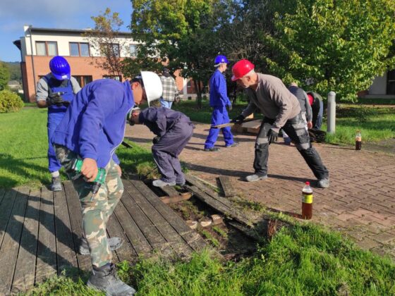 A salgótarjáni Borbély diákjai több hónapon át működnek majd közre a Baglyaskő Időskorúak Otthonának szebbé tételében (Fotó: NVSZC)