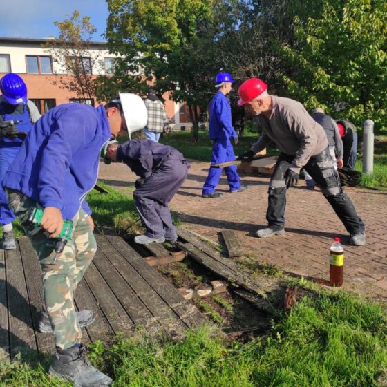 A salgótarjáni Borbély diákjai több hónapon át működnek majd közre a Baglyaskő Időskorúak Otthonának szebbé tételében (Fotó: NVSZC)