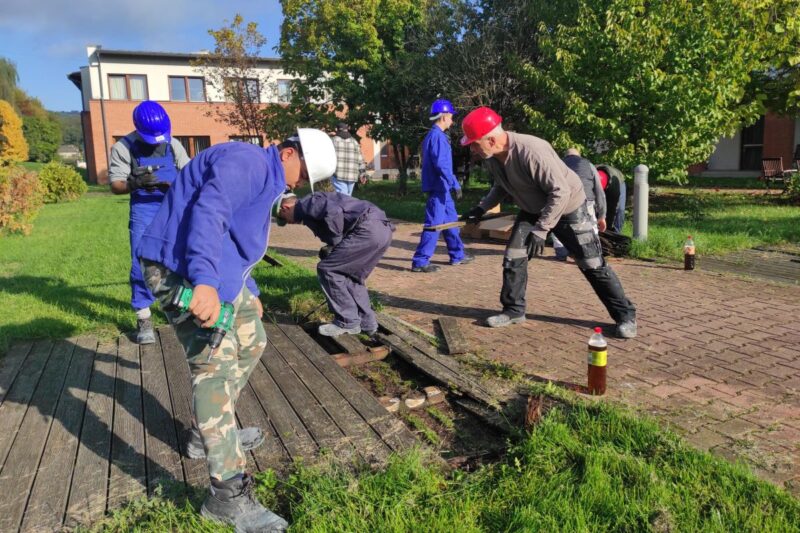 A salgótarjáni Borbély diákjai több hónapon át működnek majd közre a Baglyaskő Időskorúak Otthonának szebbé tételében (Fotó: NVSZC)