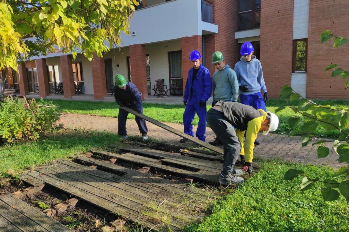 A salgótarjáni Borbély diákjai több hónapon át működnek majd közre a Baglyaskő Időskorúak Otthonának szebbé tételében (Fotó: NVSZC)