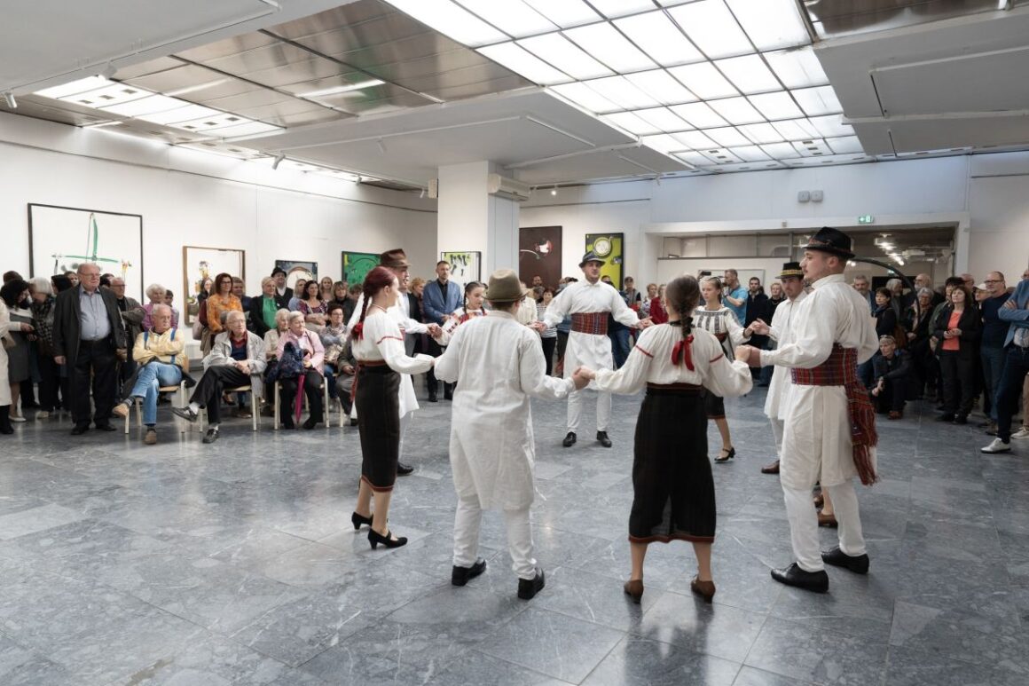 A Somoskőújfalui Kiskút Néptánccsoport is fellépett Földi Péter Szántás a kút körül című kiállításának megnyitóján, a Dornyay Béla Múzeumban, 2024. október 11-én. (Fotó: Dornyay Béla Múzeum | Facebook)