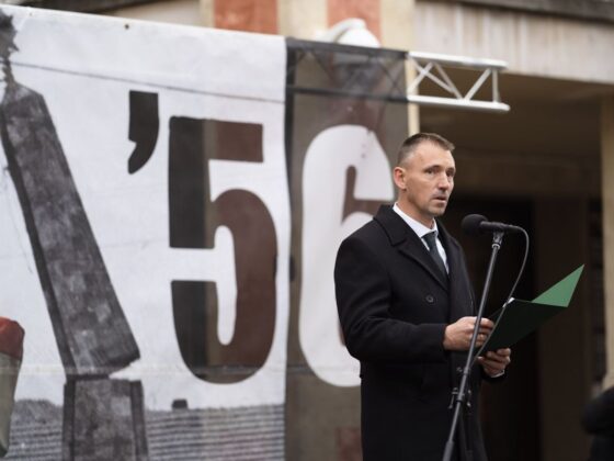 Kreicsi Bálint, Salgótarján polgármestere beszédet mond az 1956-os forradalom és szabadságharc évfordulóján rendezett megemlékezésen, a salgótarjáni Vármegyeházánál, 2024. október 23-án. (Fotó: Salgótarjáni Rendezvény- és Médiaközpont | Facebook)