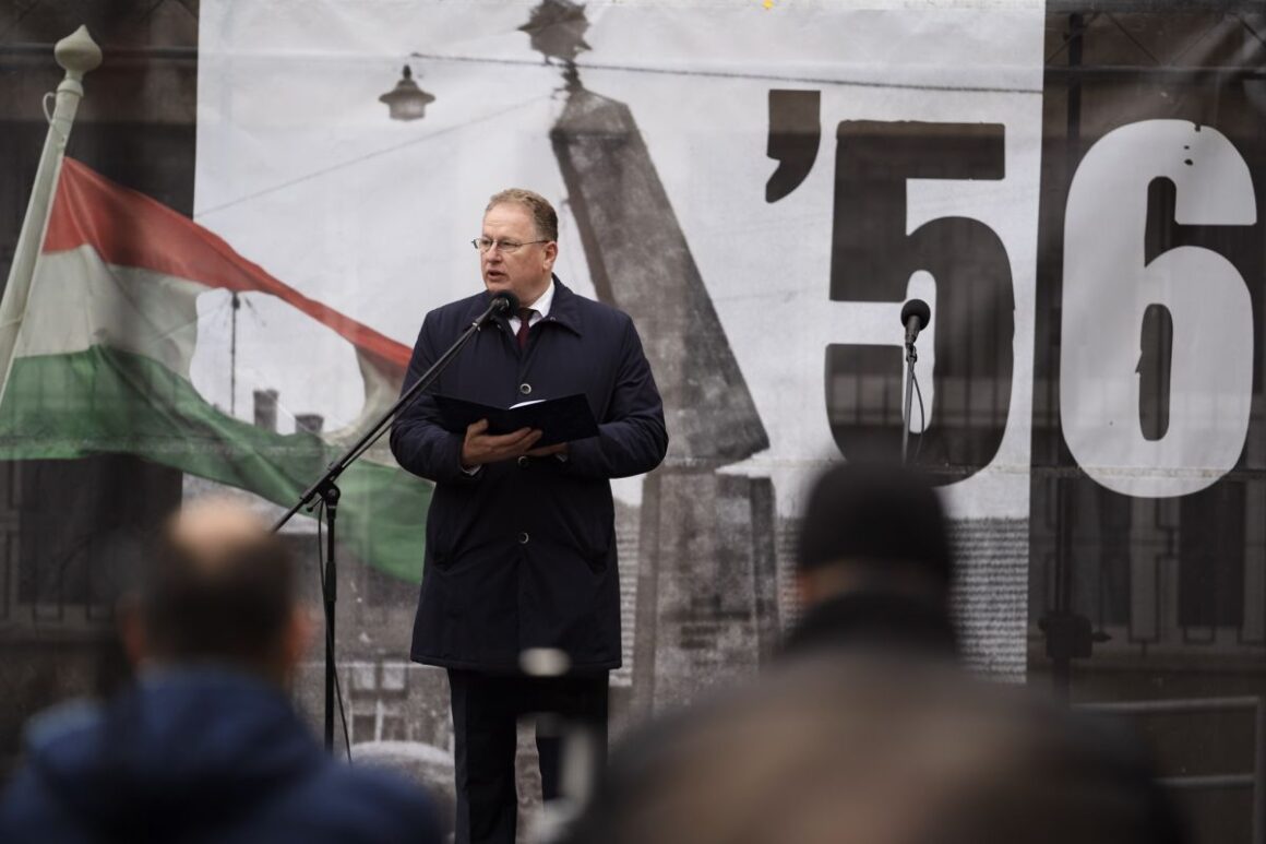 Skuczi Nándor, a vármegyei közgyűlés elnöke beszédet mond az 1956-os forradalom és szabadságharc évfordulóján rendezett megemlékezésen, a salgótarjáni Vármegyeházánál, 2024. október 23-án. (Fotó: Salgótarjáni Rendezvény- és Médiaközpont | Facebook)