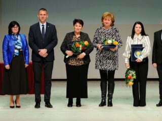 A Szociális Munka Napja alkalmából rendezett ünnepségen adták át a „Szociális Munkáért” elismerést Salgótarjánban, a József Attila Művelődési Központban, 2024. november 11-én. (Fotó: Kreicsi Bálint | Facebook)