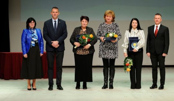 A Szociális Munka Napja alkalmából rendezett ünnepségen adták át a „Szociális Munkáért” elismerést Salgótarjánban, a József Attila Művelődési Központban, 2024. november 11-én. (Fotó: Kreicsi Bálint | Facebook)