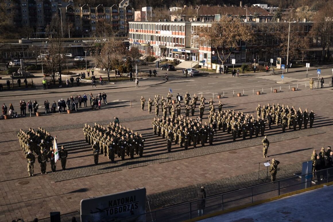 132-en tettek ünnepélyes katonai esküt a Katonai Alapfelkészítési Program sikeres elvégzése után Salgótarján főterén (Fotó: Salgótarjáni Rendezvény- és Médiaközpont | Facebook)