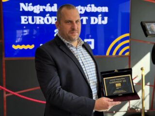Szabó György, a Nógrád Vármegyei Hírlap volt főszerkesztője vehette át a "Nógrád megyében Európáért Díj” sajtódíját 2025. március 19-én. (Fotó: Fenyvesi Gábor | Facebook)